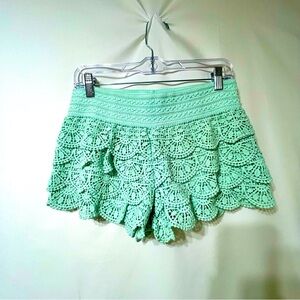 Rewind scallop stretch lace shorts size M W421